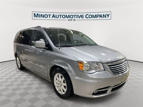 Used 2016 Chrysler Town & Country Touring image 1