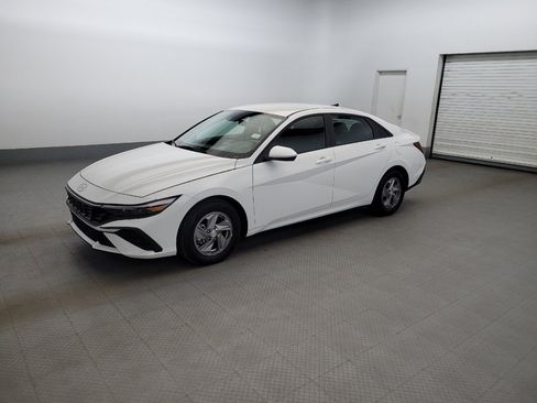 Used 2025 Hyundai Elantra SE w/ Cargo Package FWD image 2