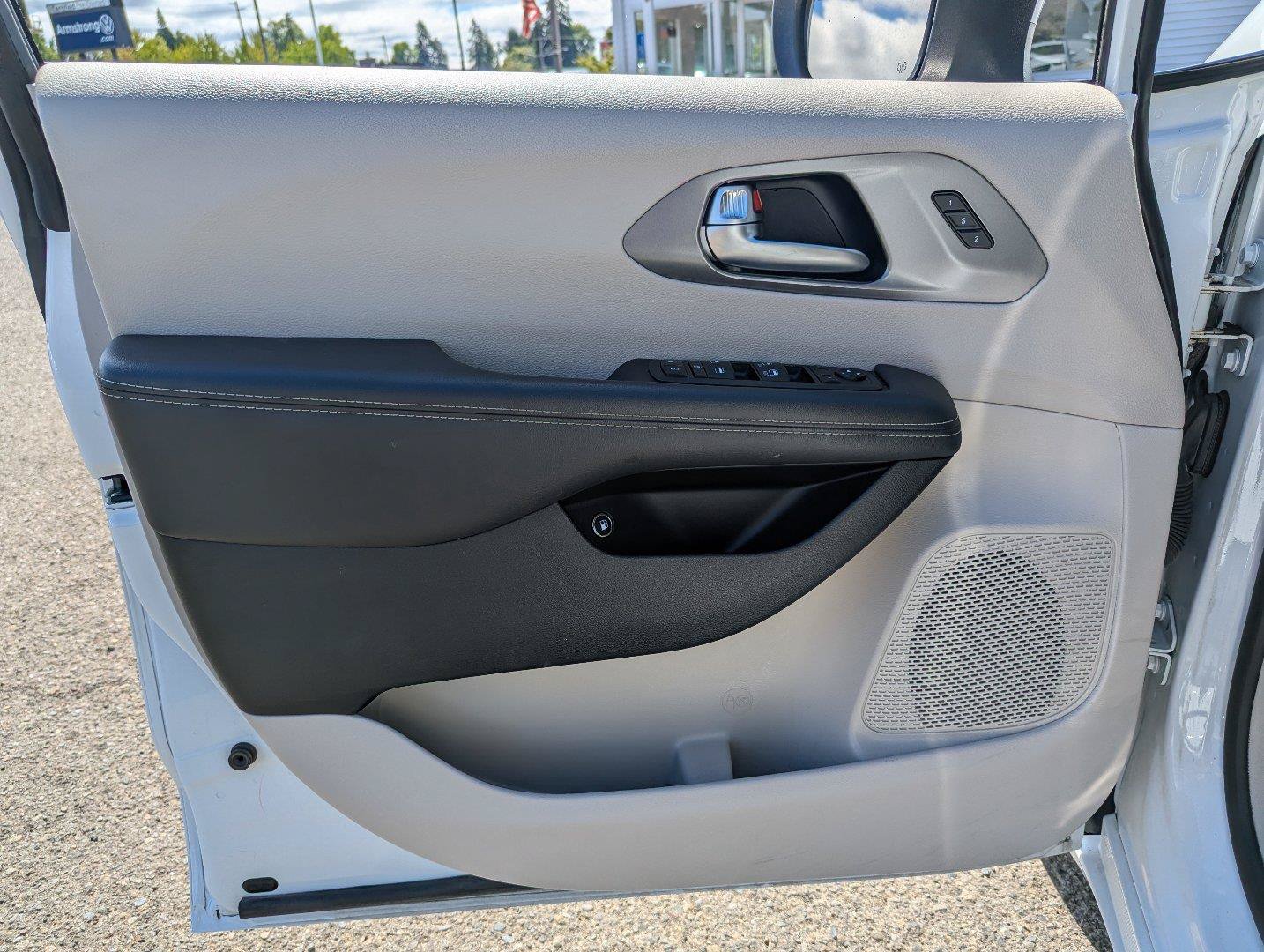 Used 2023 Chrysler Pacifica Touring-L FWD image 10
