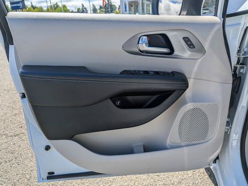 Used 2023 Chrysler Pacifica Touring-L FWD image 10