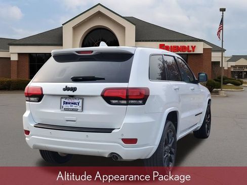 Used 2022 Jeep Grand Cherokee Laredo X RWD image 3