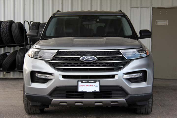 Used 2024 Ford Explorer XLT w/ Equipment Group 202A AWD/4WD image 2