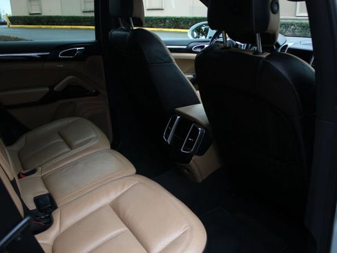Used 2016 Porsche Cayenne image 42