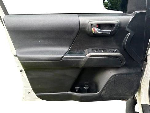 Used 2017 Toyota Tacoma TRD Sport AWD/4WD image 11