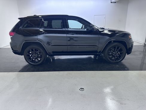 Used 2020 Jeep Grand Cherokee Altitude AWD/4WD image 19
