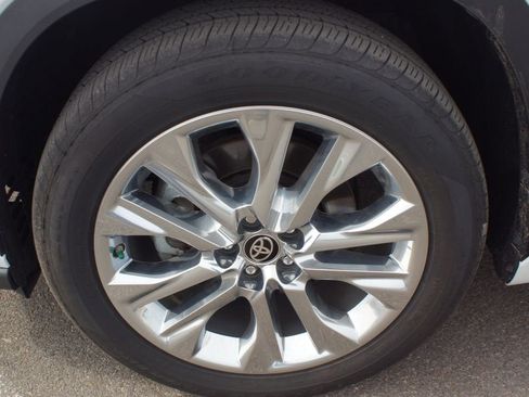 Certified 2025 Toyota Highlander Limited image 27