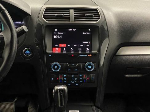 Used 2018 Ford Explorer XLT w/ Equipment Group 202A image 8