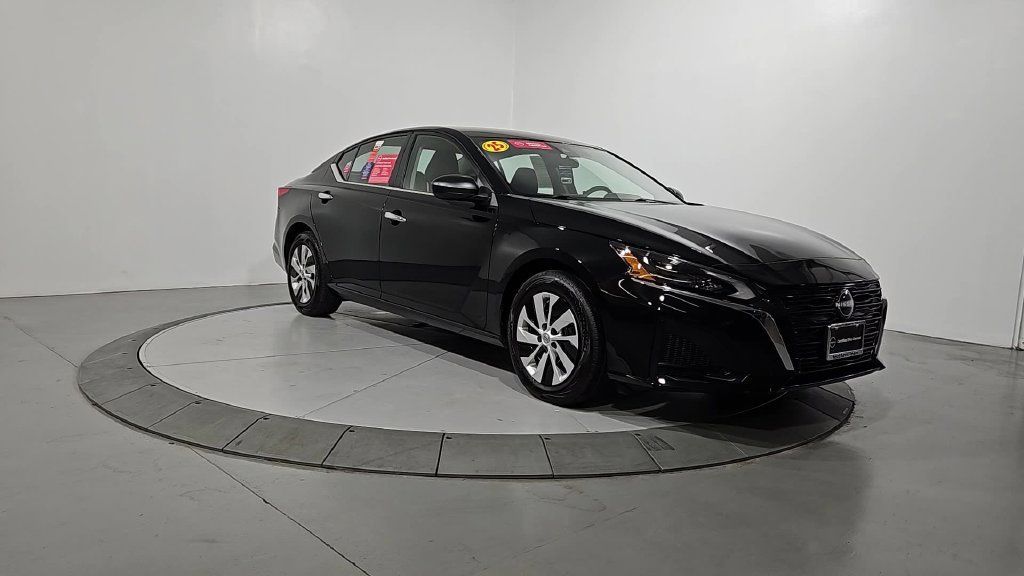 Certified 2025 Nissan Altima 2.5 S FWD image 9
