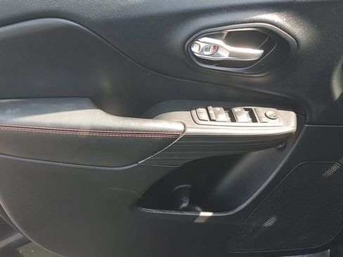 Used 2016 Jeep Cherokee Trailhawk w/ Cold Weather Group AWD/4WD image 15