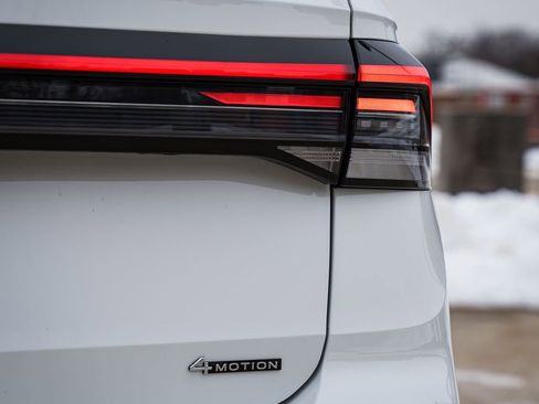 Certified 2025 Volkswagen Taos SE image 6