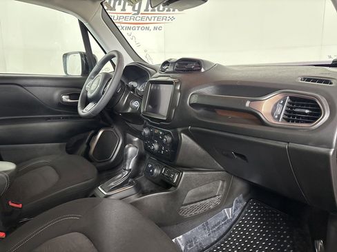 Used 2023 Jeep Renegade Latitude image 31