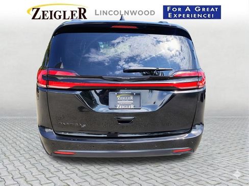 Used 2024 Chrysler Pacifica Premium FWD image 9