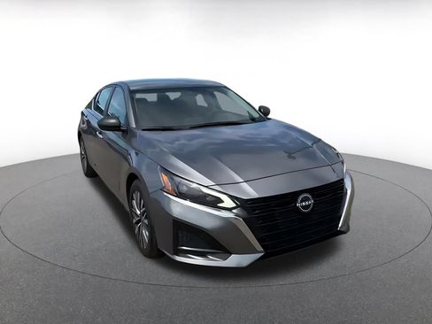 Used 2025 Nissan Altima 2.5 SV FWD image 3