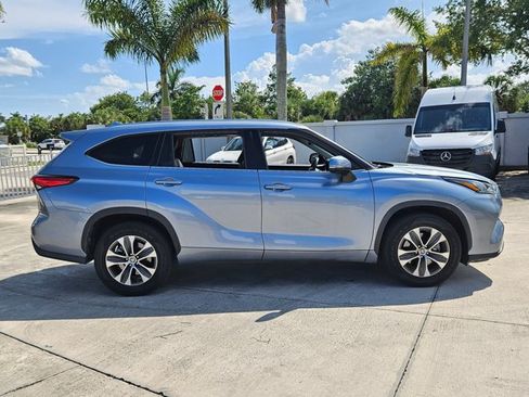 Used 2020 Toyota Highlander XLE FWD image 4