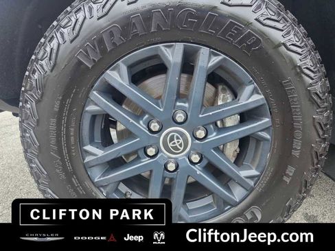 Used 2022 Toyota Tundra SR5 w/ SR5 Premium Package AWD/4WD image 21