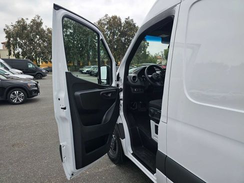 Used 2025 Mercedes-Benz Sprinter 2500 image 19