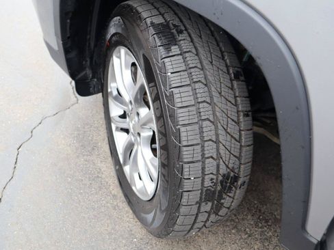 Used 2019 Jeep Cherokee Latitude Plus w/ Cold Weather Group AWD/4WD image 20