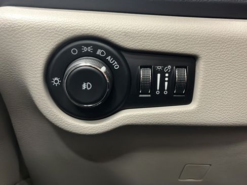 Used 2023 Chrysler Pacifica Touring-L FWD image 32