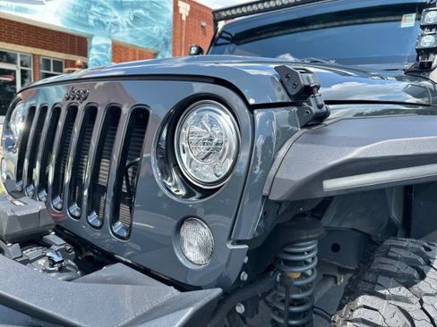 Used 2018 Jeep Wrangler Unlimited Sahara AWD/4WD image 26