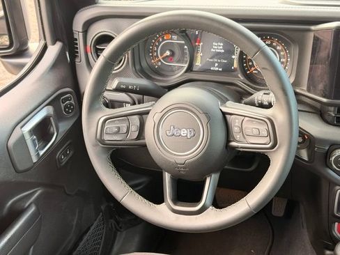 Used 2025 Jeep Wrangler Unlimited Rubicon AWD/4WD image 20