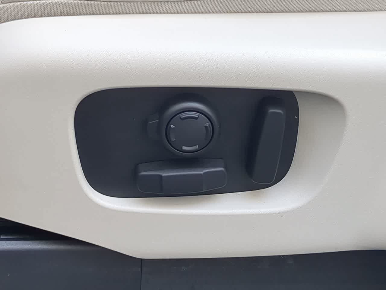 Certified 2025 Land Rover Discovery S AWD/4WD image 17