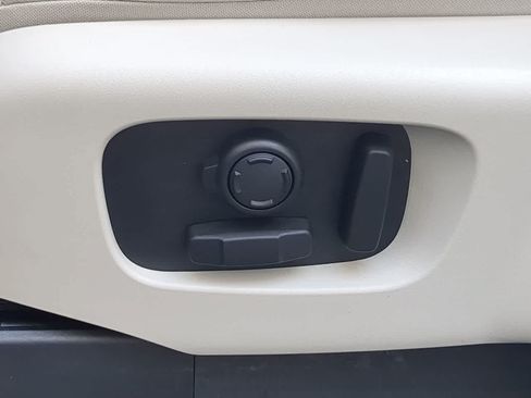 Used 2025 Land Rover Discovery S AWD/4WD image 17