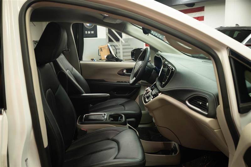 Used 2024 Chrysler Pacifica Limited FWD image 14