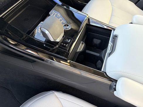 Used 2025 Land Rover Range Rover Sport SE image 7