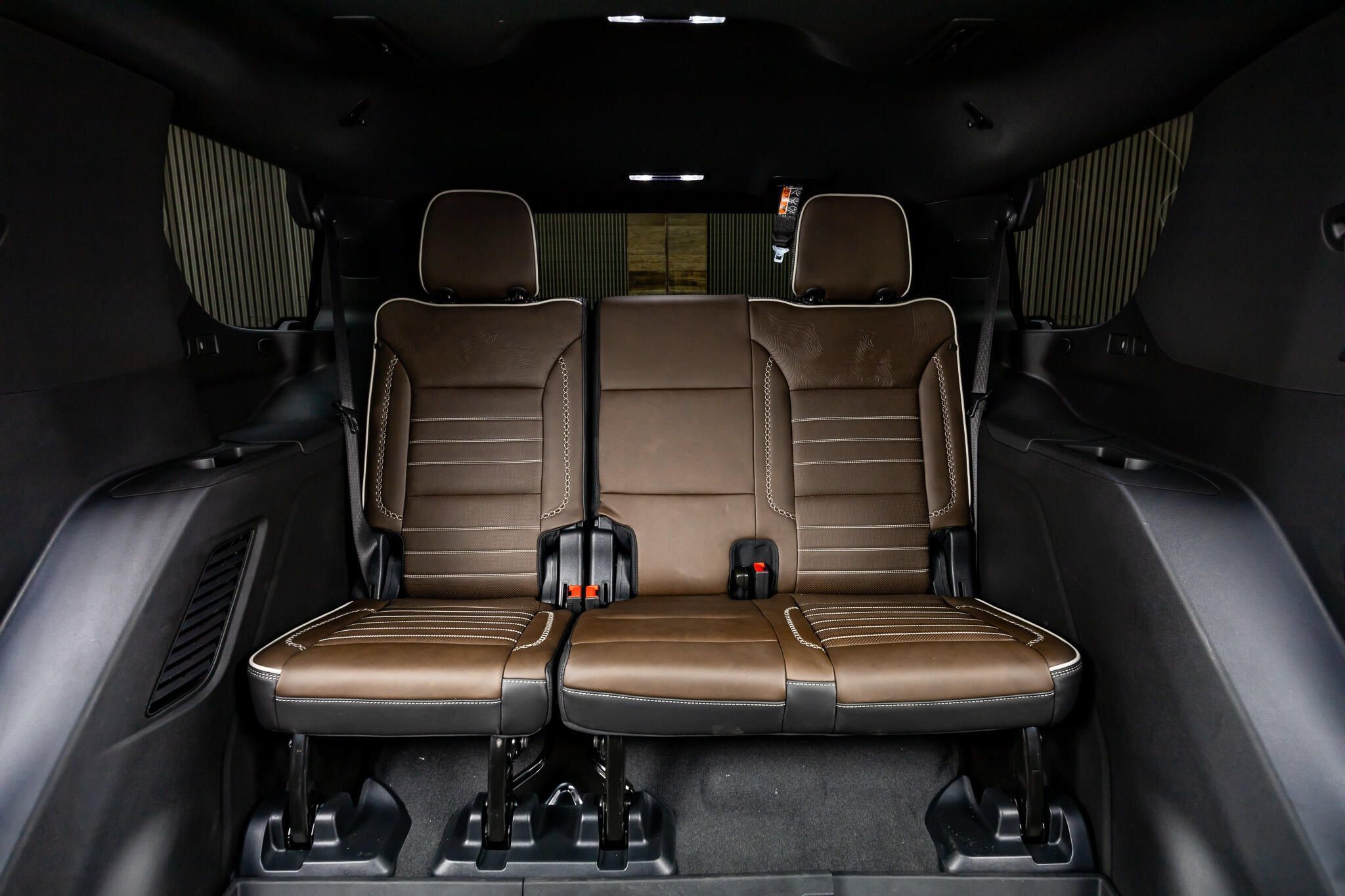 Used 2025 GMC Yukon Denali Ultimate w/ LPO, Floor Liner Package AWD/4WD image 36