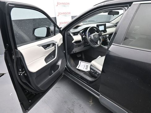 Used 2021 Toyota RAV4 XLE Premium image 17