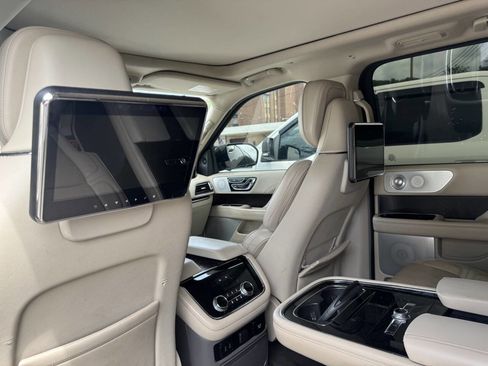 Used 2018 Lincoln Navigator Reserve w/ Technology Package AWD/4WD image 15