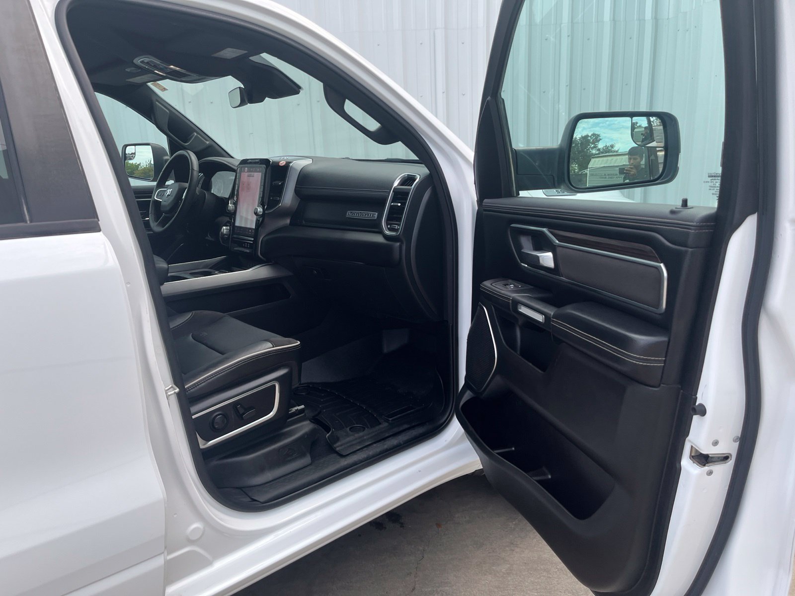 Used 2025 RAM 1500 Laramie AWD/4WD image 16