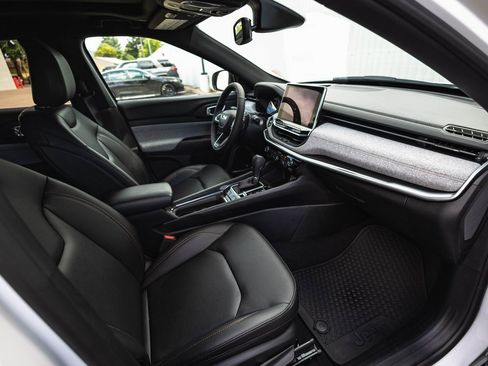 New 2024 Jeep Compass Latitude w/ Sun and Sound Group image 23