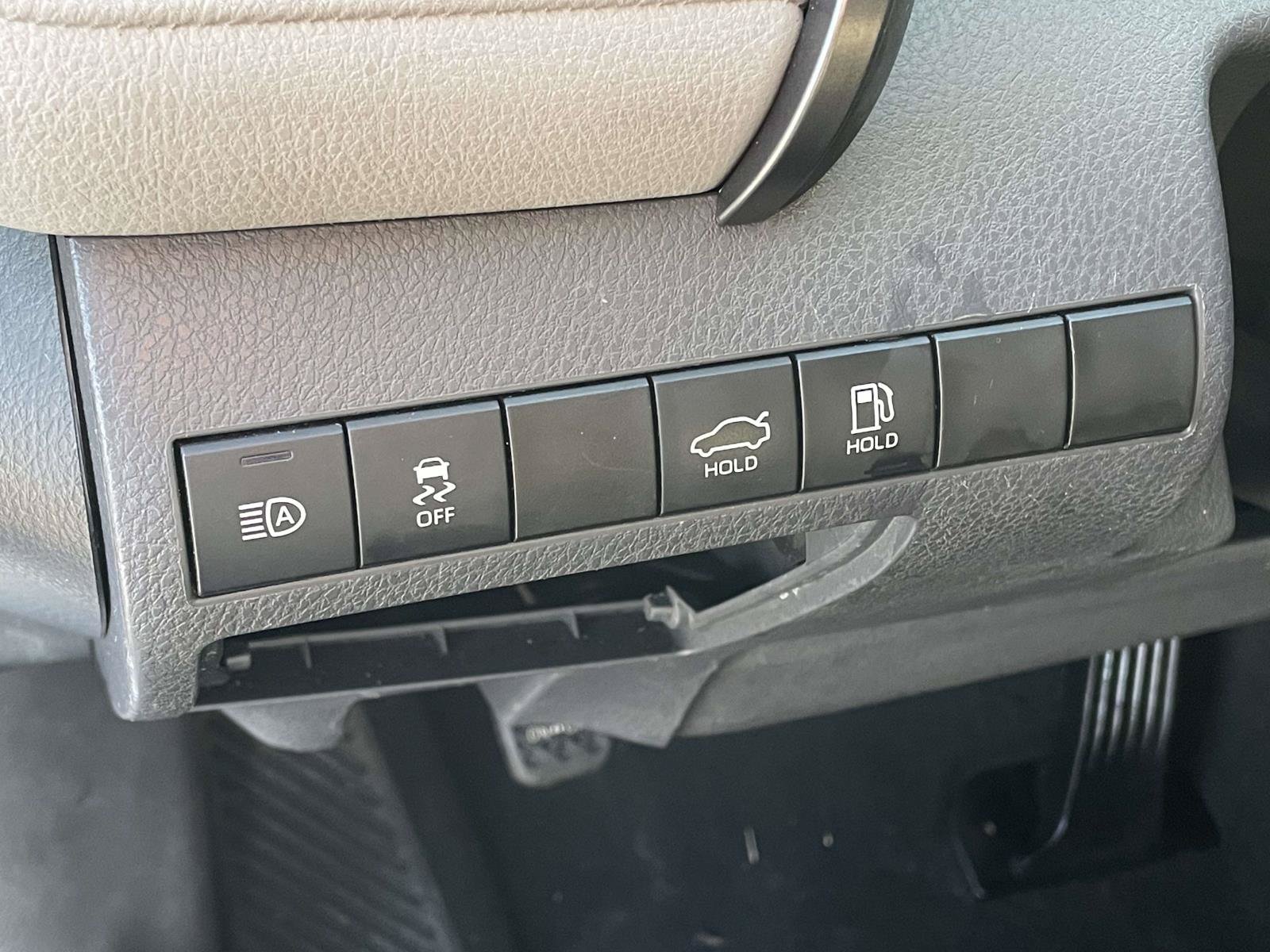 Used 2020 Toyota Camry LE FWD image 9