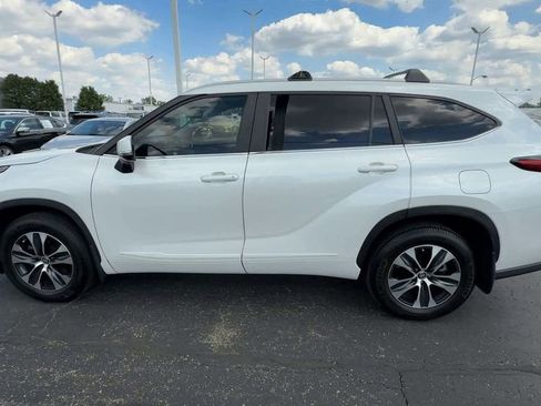 Used 2023 Toyota Highlander XLE AWD/4WD image 5