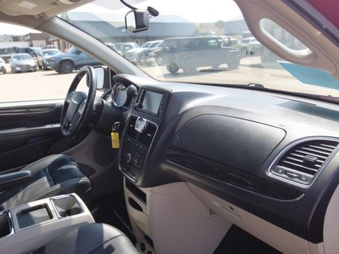 Used 2013 Chrysler Town & Country Touring FWD image 32