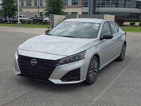 Used 2024 Nissan Altima 2.5 SV FWD image 8