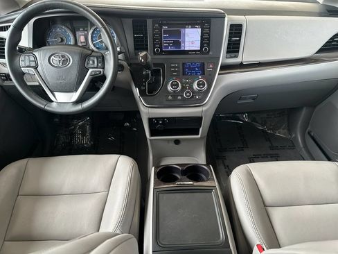 Used 2018 Toyota Sienna XLE w/ XLE Navigation Package FWD image 12