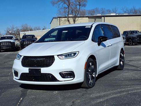 New 2026 Chrysler Pacifica Select image 2