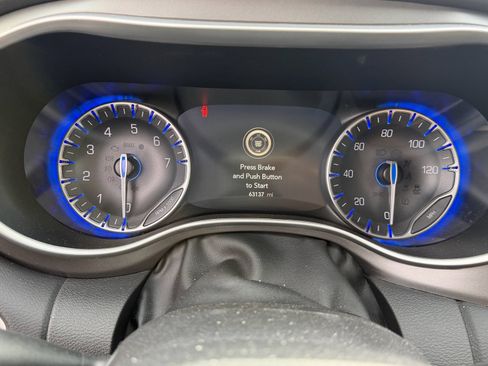 Used 2023 Chrysler Pacifica Touring-L image 7