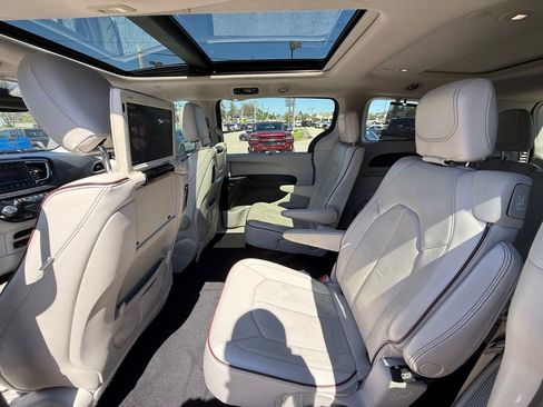 Used 2017 Chrysler Pacifica Limited image 23