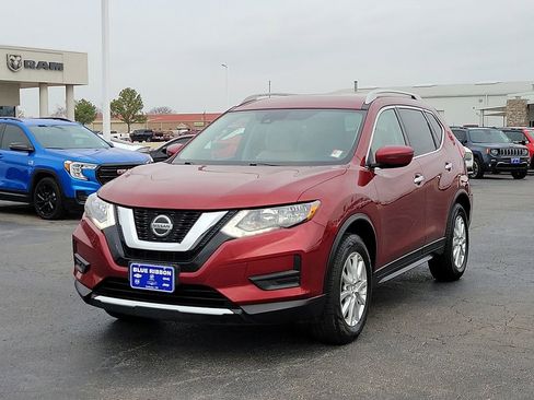 Used 2020 Nissan Rogue SV image 2
