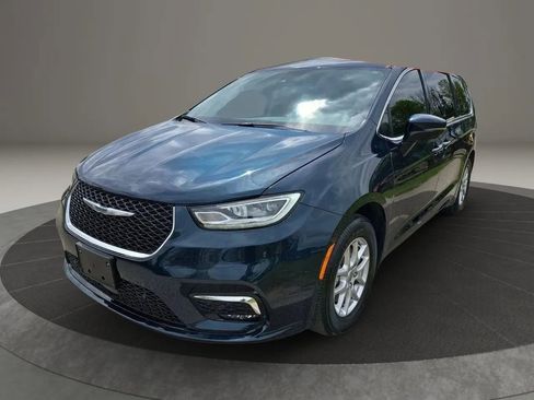 Used 2023 Chrysler Pacifica Touring-L FWD image 1
