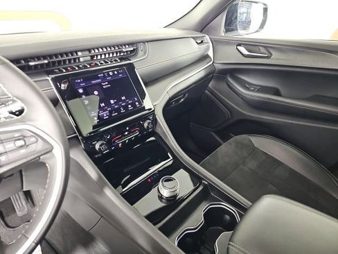 Certified 2024 Jeep Grand Cherokee Altitude image 28