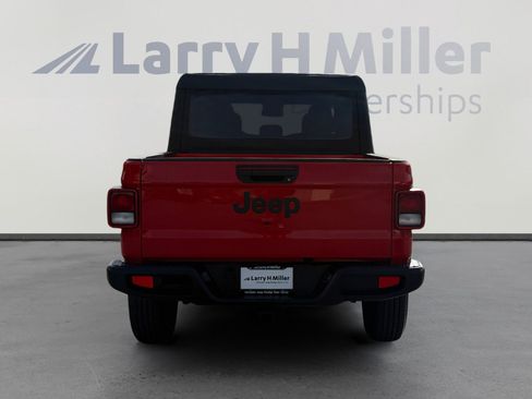 Used 2025 Jeep Gladiator Sport image 4