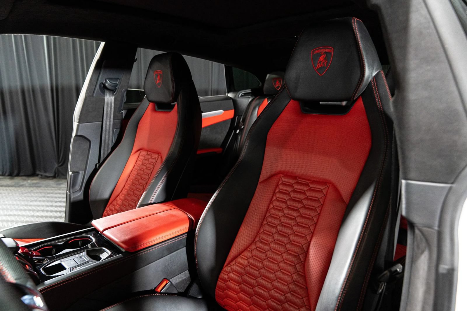 Used 2022 Lamborghini Urus AWD/4WD image 29