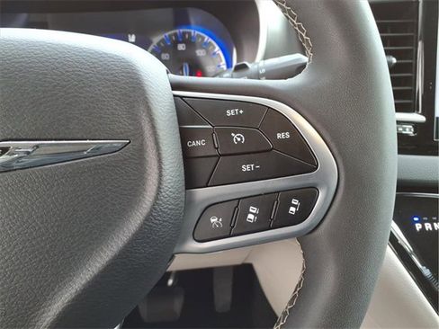 Used 2024 Chrysler Pacifica Touring-L image 18