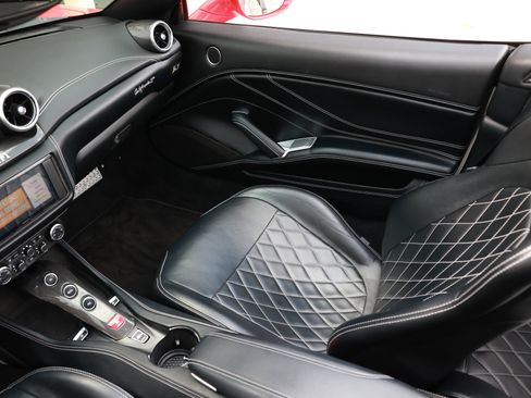 Used 2015 Ferrari California T RWD image 29
