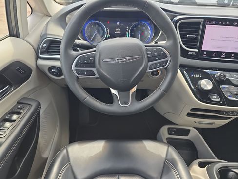 Used 2023 Chrysler Pacifica Touring-L image 14