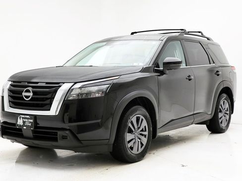 Used 2024 Nissan Pathfinder SV image 2